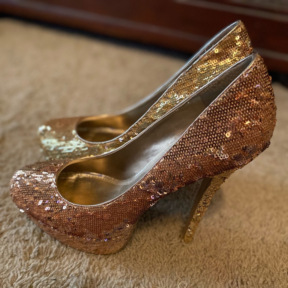 STEVE MADDEN Gold sparkly sequin like heels size 8.5